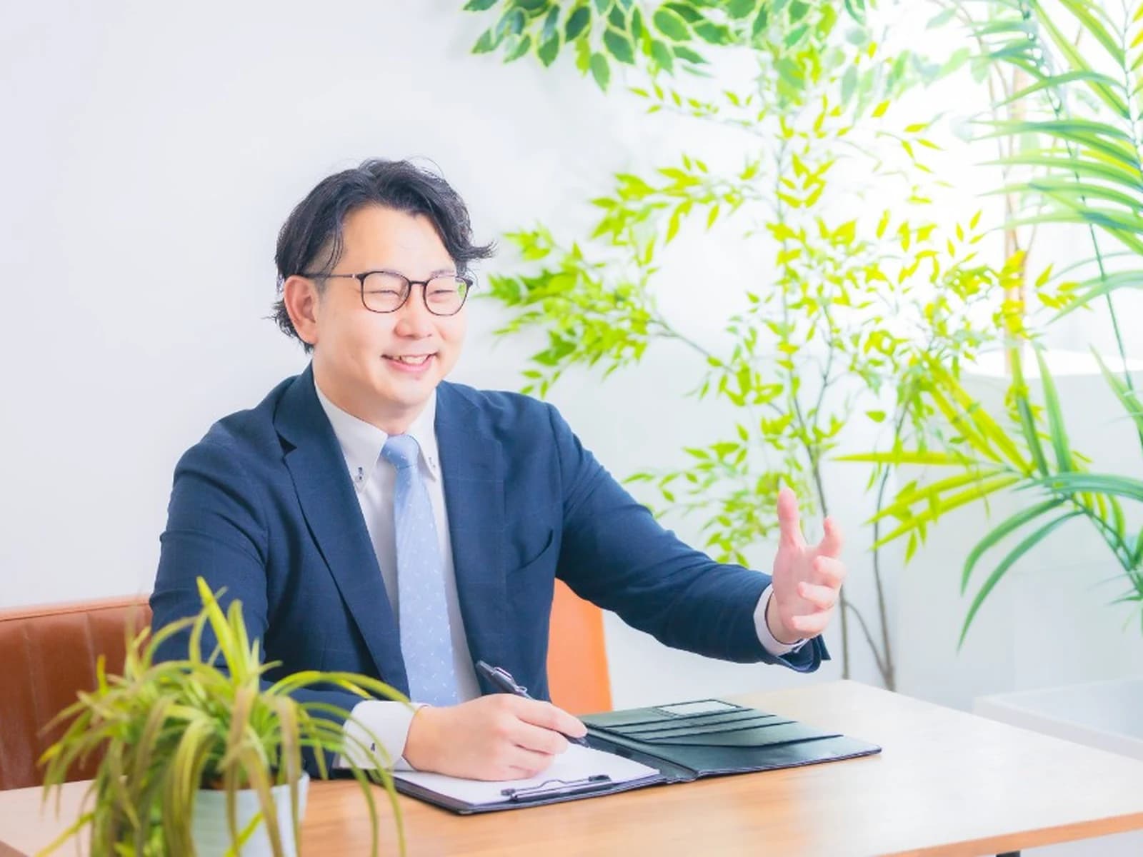 デスクで笑顔でご相談に応じる様子